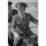 Juchés sur un side-car BMW, deux officiers roumains du Grupul 9 lors d'un départ en mission.