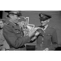 Deux pilotes roumains du Grupul 9 devant un Junkers Ju-52 aux couleurs roumaines.