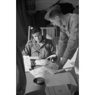 Un officier roumain du Grupul 9 peu avant un départ en mission.