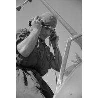 Sur le terrain de Mamaia, un pilote roumain du Grupul 9 s'équipe à bord du chasseur IAR 80 numéroté 146.