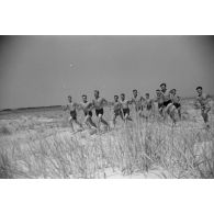 A proximité du terrain de Mamaia, des pilotes roumains du Grupul 9 sur une plage de la Mer Noire.