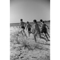 A proximité du terrain de Mamaia, des pilotes roumains du Grupul 9 sur une plage de la Mer Noire.