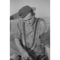 Un mécanicien approvisionne les mitrailleuses d'un Heinkel He-114 roumain pour une mission de bombardement du Grupul 9.