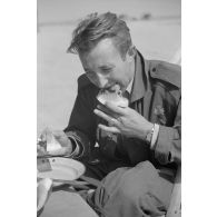 Un officier roumain du Grupul 9 sur le terrain d'aviation de Mamaia.