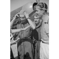 Sur le terrain de Mamaia, un débriefing de pilotes de chasse roumains du Grupul 9.