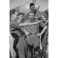 Sur le terrain de Mamaia, un débriefing de pilotes de chasse roumains du Grupul 9.