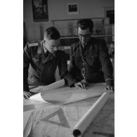 Sur le terrain d'aviation, le travail commun entre des membres du Jagdgeschwader 4 allemand et des Roumains du Grupul 9.