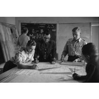 Sur le terrain d'aviation, le travail commun entre des membres du Jagdgeschwader 4 allemand et des Roumains du Grupul 9.