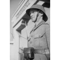 Une sentinelle roumaine devant la base de Mamaia en Roumanie.