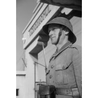 Une sentinelle roumaine devant la base de Mamaia en Roumanie.