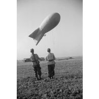 Mise en place de ballons anti-plongée au-dessus du terrain d'aviation de Mamaia.