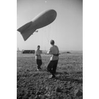 Mise en place de ballons anti-plongée au-dessus du terrain d'aviation de Mamaia.