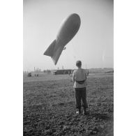 Mise en place de ballons anti-plongée au-dessus du terrain d'aviation de Mamaia.