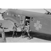 Le général Emanoil Ionescu en tournée d'inspection.