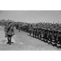 Le général Emanoil Ionescu en tournée d'inspection.