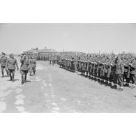 Le général roumain passe en revue un détachement de la musique de l'armée de l'air allemande et une unité roumaine.