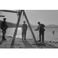 Pêcheurs roumains sur les rives de la mer Noire.