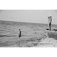 Pêcheurs roumains sur les rives de la mer Noire.