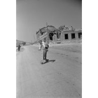 Un jeune garçon joue avec sa trottinette.