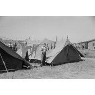 Tentes réservées aux mécaniciens du groupe de bombardement.