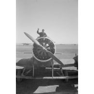 Un avion de transport Junkers Ju-52 vu de face, une barre arrondie intéresse le photographe.