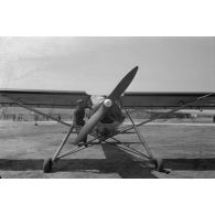 Un mécanicien de piste prépare un avion de liaison Fieseler Fi-156 "Storch" pour un nouveau vol.
