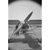 Un mécanicien de piste prépare un avion de liaison Fieseler Fi-156 "Storch" pour un nouveau vol.