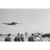 Décollage d'un avion de transport Junkers Ju-52, au sol des chasseurs Henschel Hs-129.