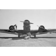 Un avion de transport Junkers Ju-52 en cours de ravitaillement avant un départ en mission.