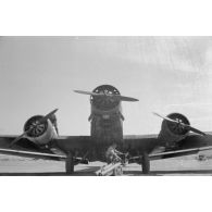 Un avion de transport Junkers Ju-52 en cours de ravitaillement avant un départ en mission.