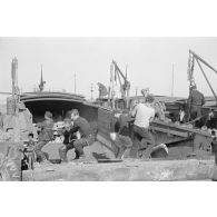 Déchargement d'une péniche de la Kriegsmarine et prise en charge de carburant par la Luftwaffe.