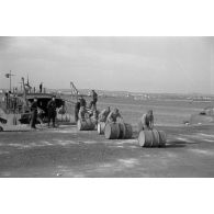 Déchargement d'une péniche de la Kriegsmarine et prise en charge de carburant par la Luftwaffe.