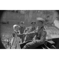 Départ d'un capitaine (Hauptmann) titulaire de la croix allemande en or.