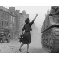 Normandie 1944 (actualités américaines) - La 2e DB (division blindée) française est accueillie à La-Haye-du-Puits le 2 Juillet 1944.