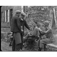 Normandie 1944 (actualités américaines) - La 109e division d'infanterie américaine à Larchamp, le 17 août 1944 ; campement de la 117e division d'infanterie.