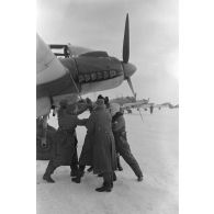 Tentative de démarrage du moteur droit d'un bombardier Heinkel He-111.