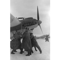 Tentative de démarrage du moteur droit d'un bombardier Heinkel He-111.