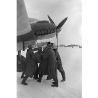 Tentative de démarrage du moteur droit d'un bombardier Heinkel He-111.