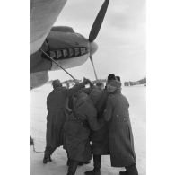 Tentative de démarrage du moteur droit d'un bombardier Heinkel He-111.