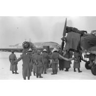 Démarrage du moteur BMW 132 d'un avion de liaison Junkers Ju W 34.