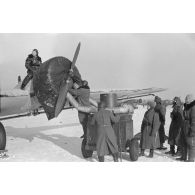 Démarrage du moteur BMW 132 d'un avion de liaison Junkers Ju W 34.