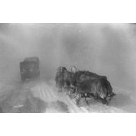 Dans une tempête de neige, la progression sur une route glacée.
