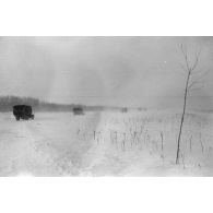 Dans une tempête de neige, la progression sur une route glacée.