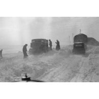 Dans une tempête de neige, la progression sur une route glacée.