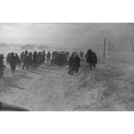 Dans une tempête de neige, la progression sur une route glacée.