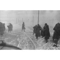 Dans une tempête de neige, la progression sur une route glacée.