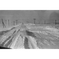 Dans une tempête de neige, la progression sur une route glacée.
