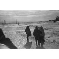 Dans une tempête de neige, la progression sur une route glacée.