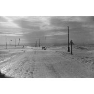 Dans une tempête de neige, la progression sur une route glacée.