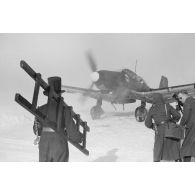 L'avion de Rudel se pose après sa 1 000e mission aérienne, un accueil particulier est réservé au pilote, le ramoneur est en tête du cortège.